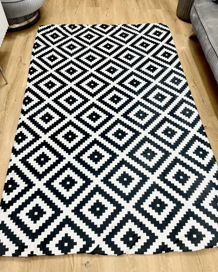 Siyah Kilim İpek Kadife Halı Örtüsü