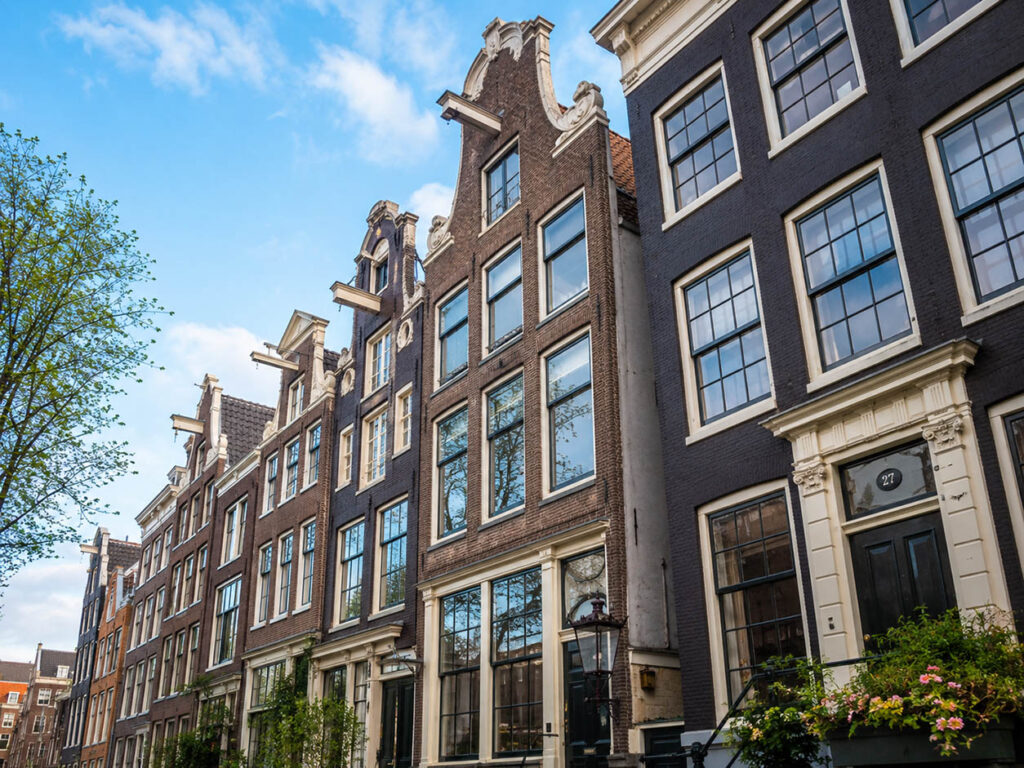 Hollanda Evlerinde Çatı Cephe ve Pencere Detayları Neden Bu Kadar Belirgin?